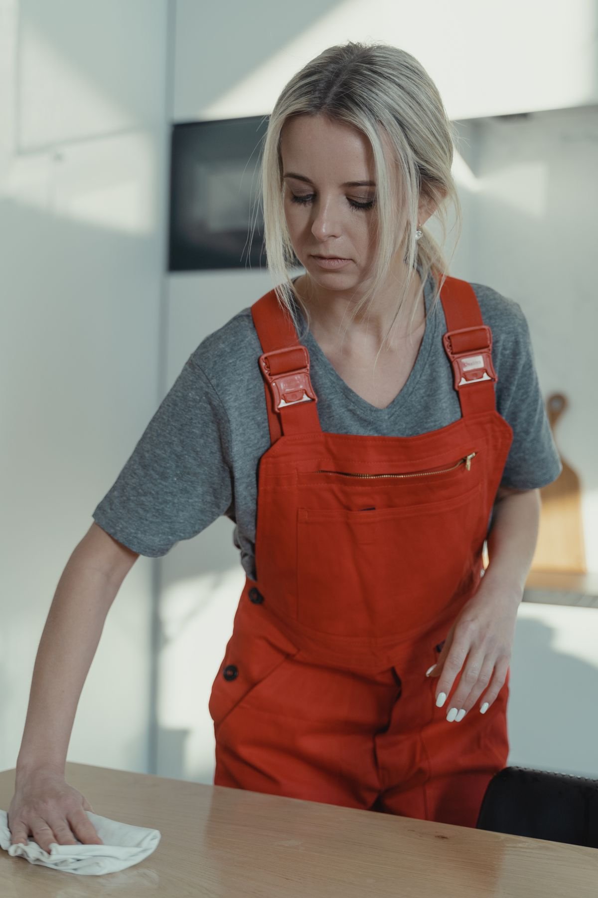 Reinigungskraft von Oranien Clean bei der Arbeit